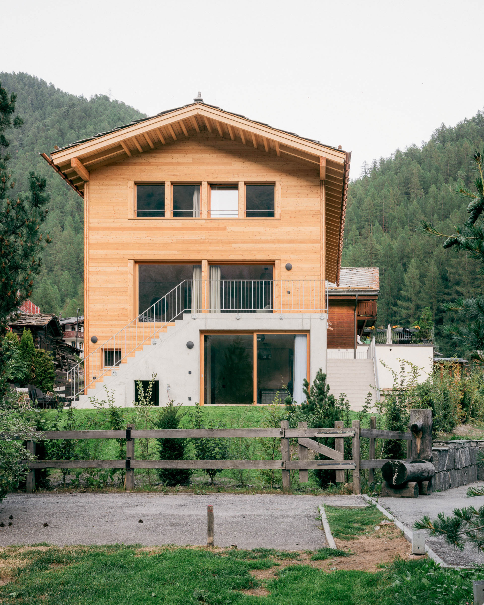 studiobirk, Moosweg, Zermatt, Umgebung, Fassade, Seitenfassade, Vollholz