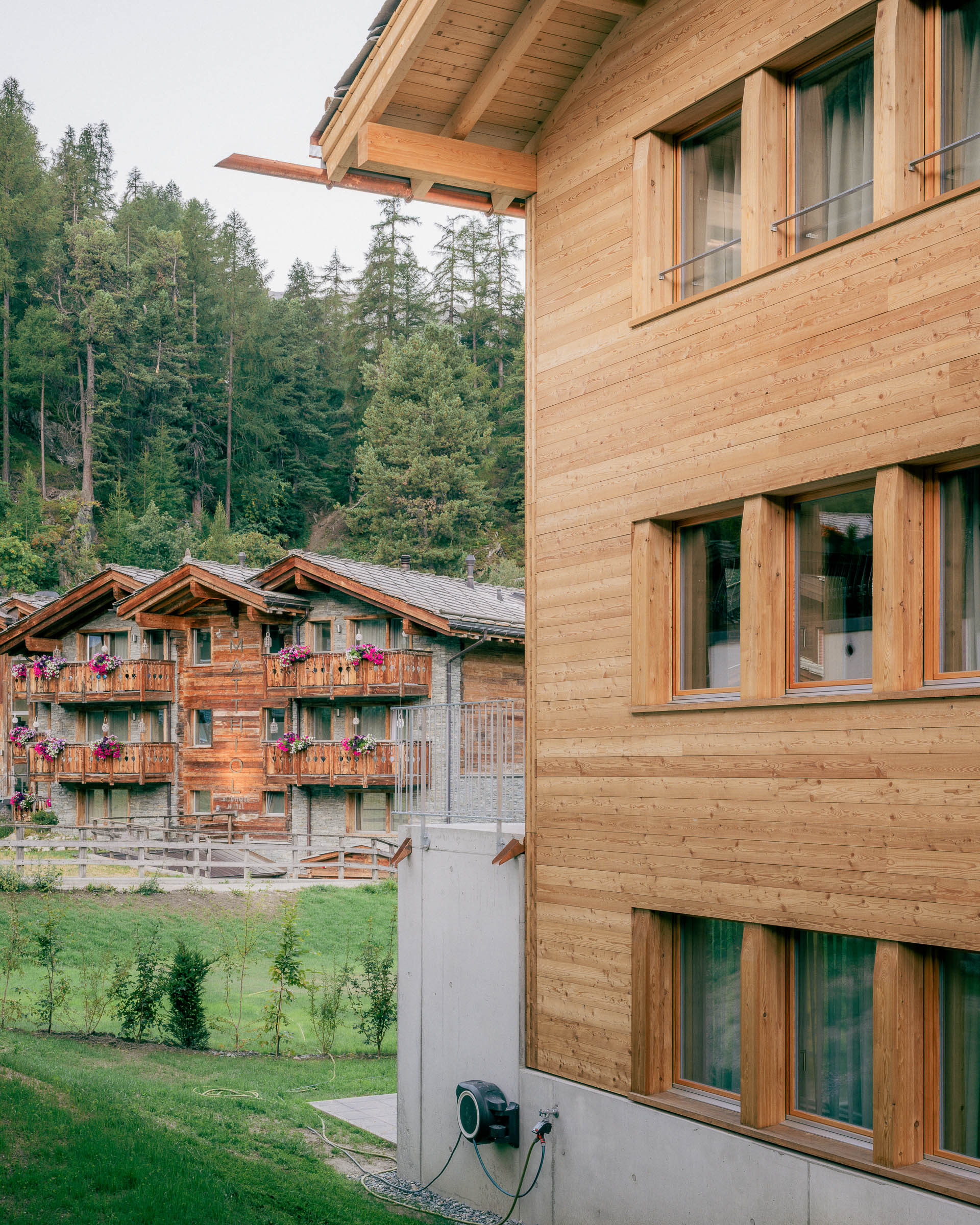 studiobirk, Moosweg, Zermatt, Umgebung, Fassadenordnung, Sockel, Sichtbeton
