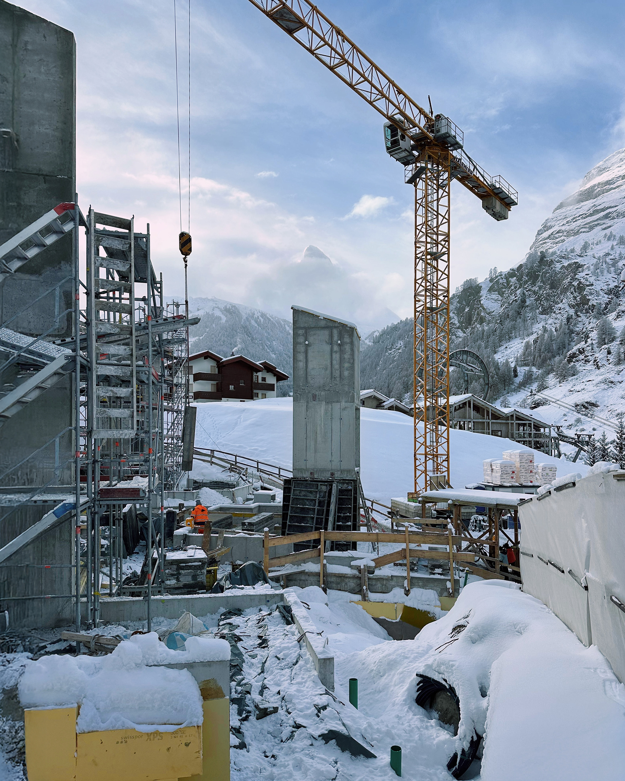 studiobirk, Schluhmatte, Winkelmatten, Zermatt, Neubau, Wohnungsbau, Ferienhaeuser, Baustellenbild, Liftuerme, Rohbau, Winterpause